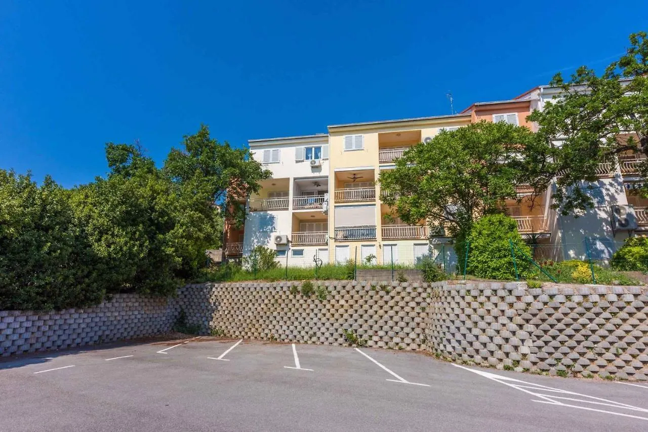 Apartment In Selce 42954