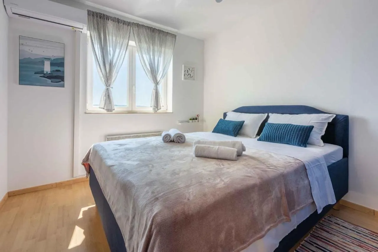 Apartment In Selce 42954